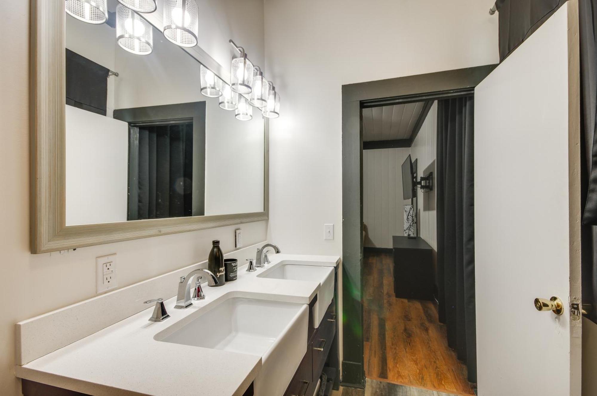Modern Greenwood Studio Less Than 1 Mi To Downtown! Exterior photo