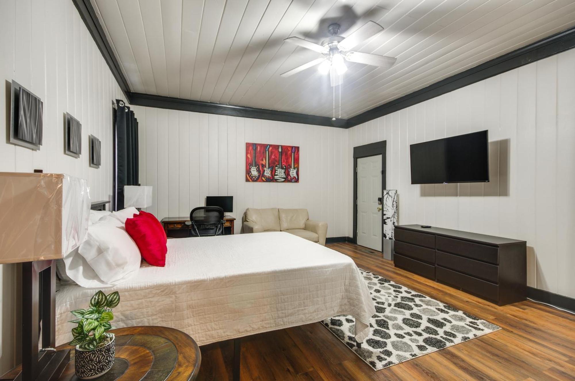 Modern Greenwood Studio Less Than 1 Mi To Downtown! Exterior photo