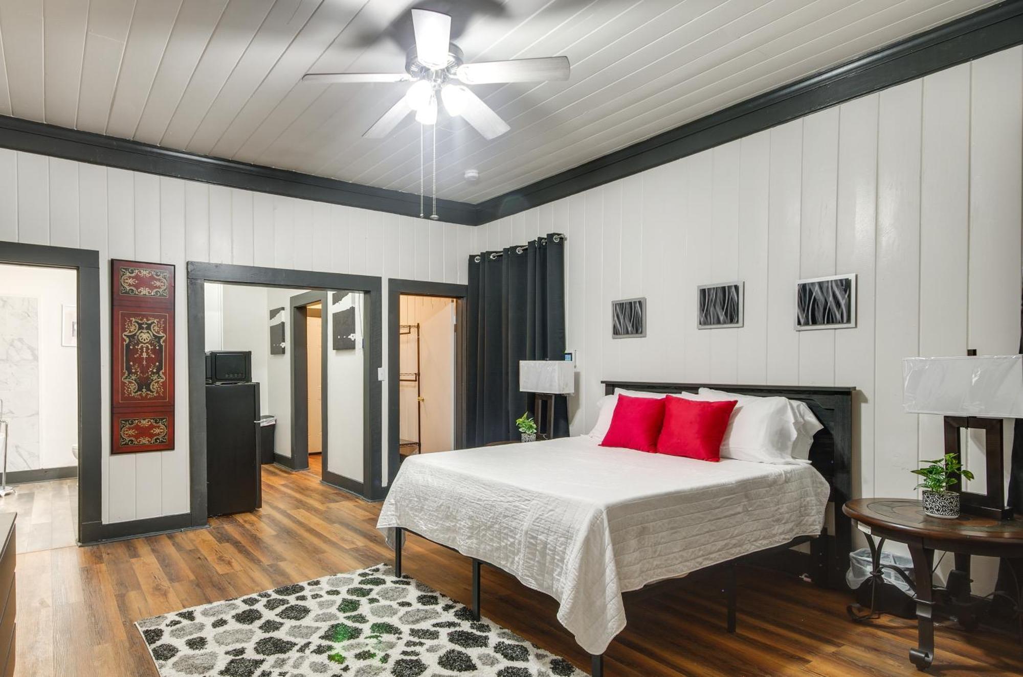 Modern Greenwood Studio Less Than 1 Mi To Downtown! Exterior photo