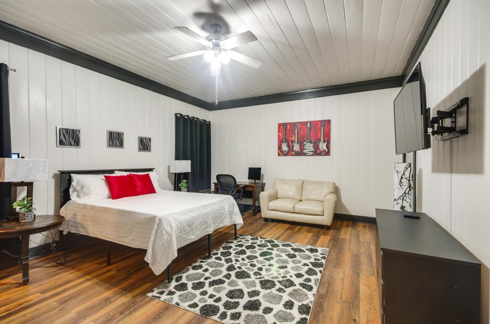 Modern Greenwood Studio Less Than 1 Mi To Downtown! Exterior photo