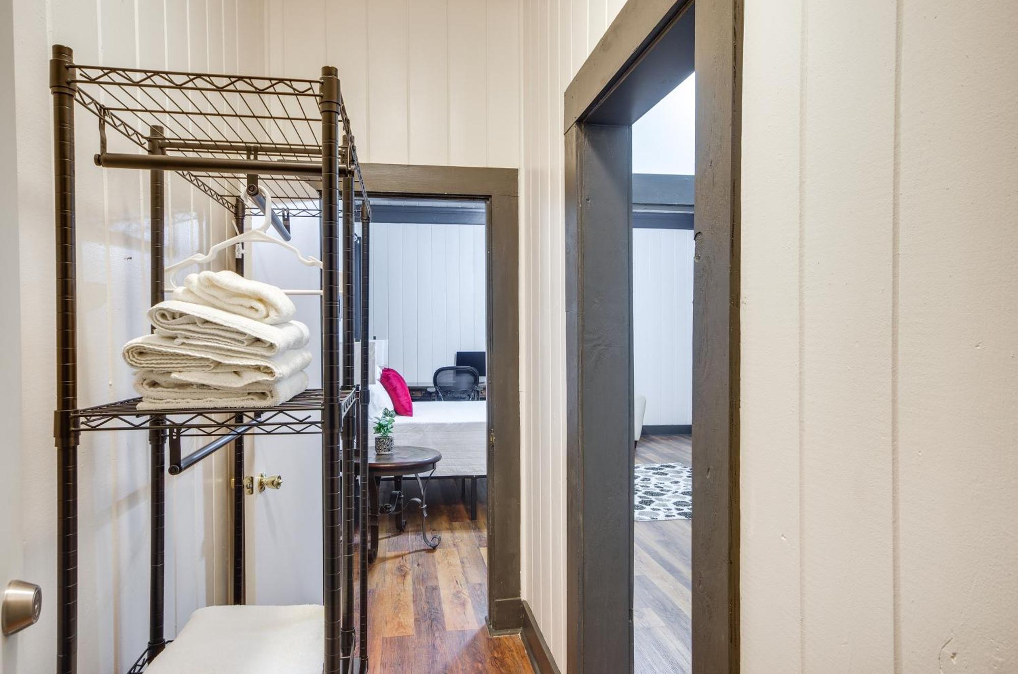 Modern Greenwood Studio Less Than 1 Mi To Downtown! Exterior photo