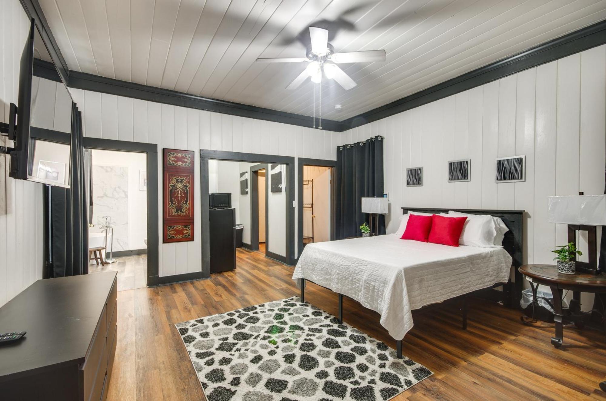 Modern Greenwood Studio Less Than 1 Mi To Downtown! Exterior photo